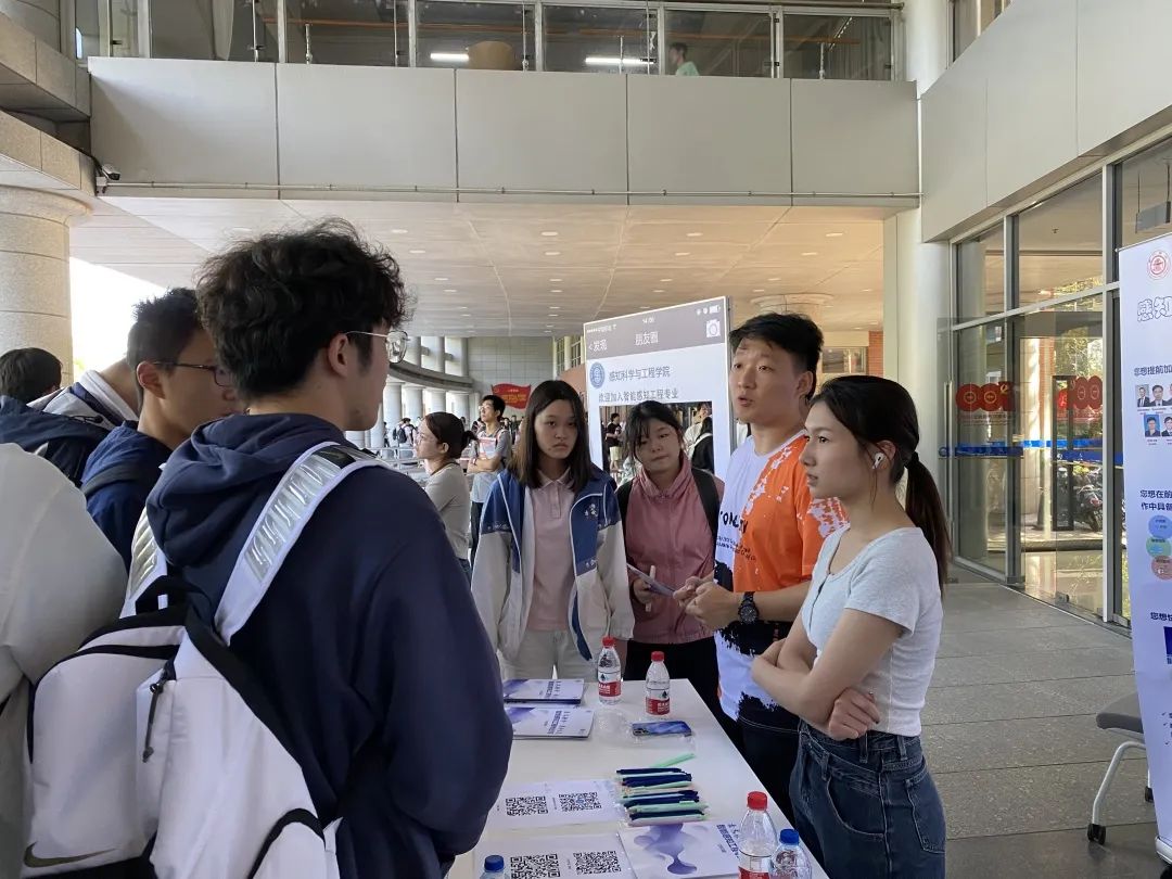 图6 大二学生及学生志愿者们为大一新生答疑.jpg